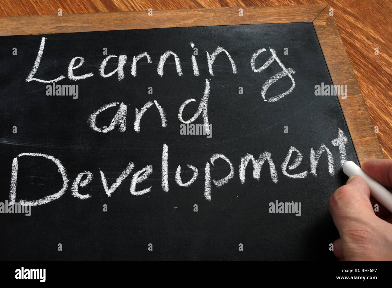 L&D et le développement d'apprentissage écrits à la main sur tableau noir. Banque D'Images