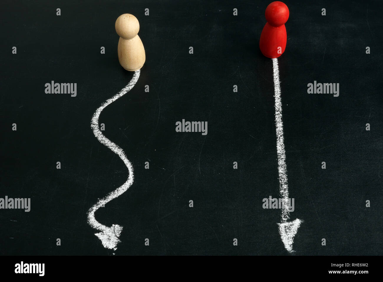 Simple et compliquée. Deux chemins pour les figurines. Banque D'Images