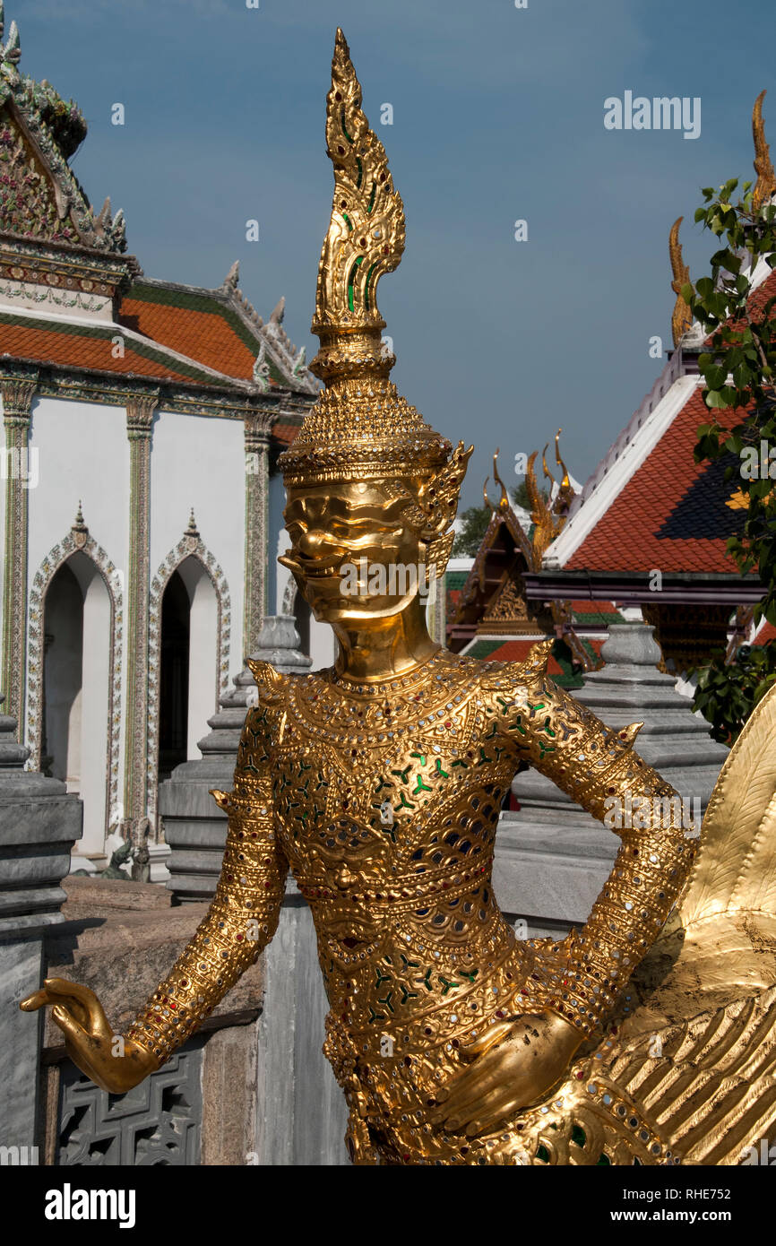 Bangkok, Thaïlande, statue en or du Asurapaksi au Wat Phra Kaew Banque D'Images
