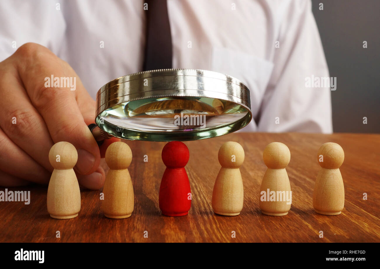 L'évaluation de l'employé. Manager avec loupe. L'examen du rendement. Banque D'Images