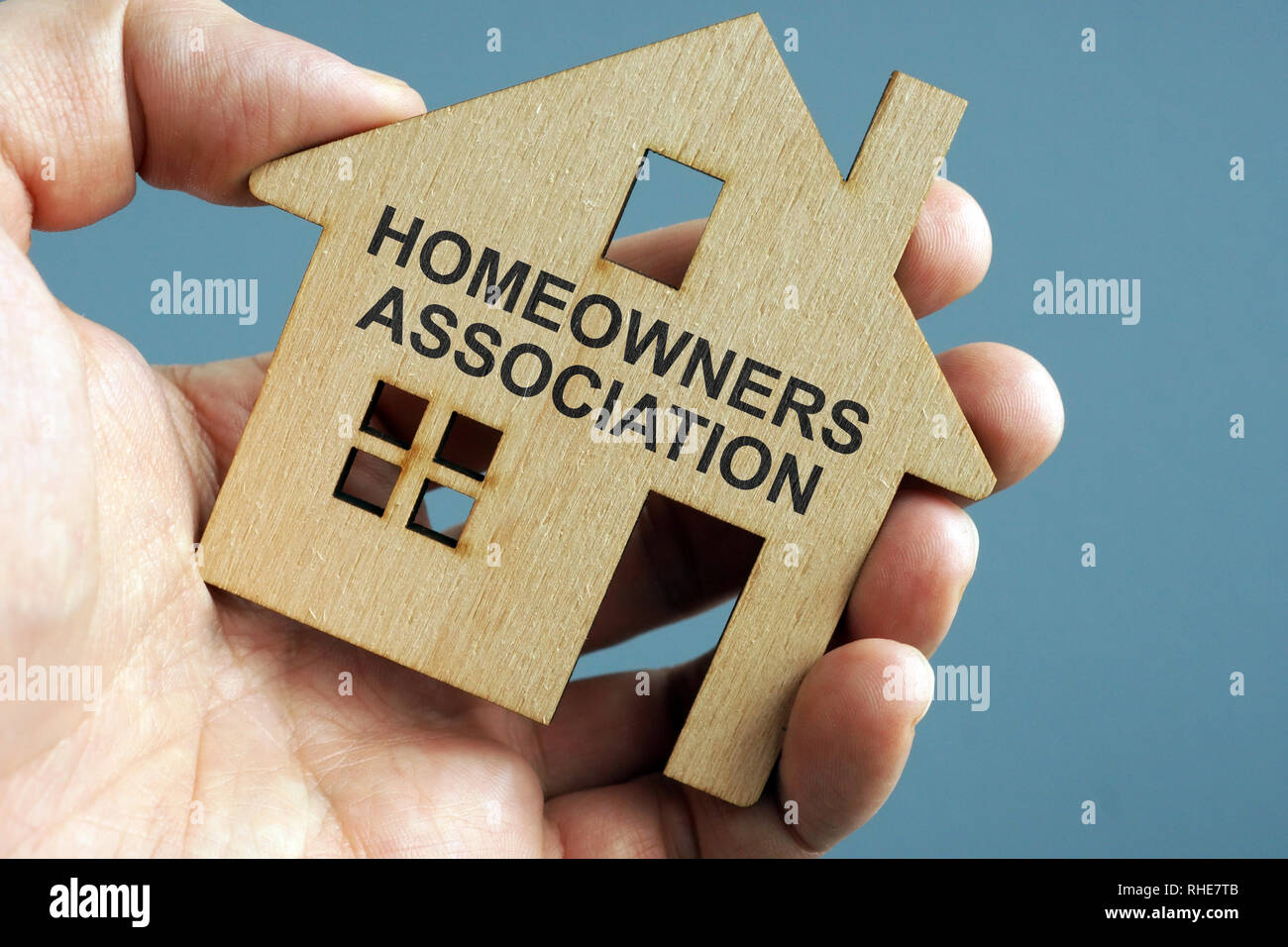 Association de propriétaires d'HOA écrit sur un modèle de maison. Banque D'Images