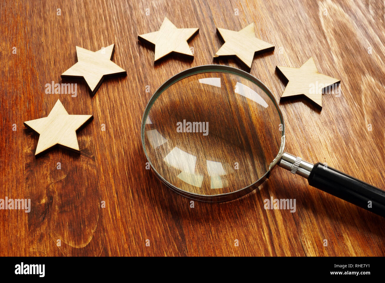 Évaluation de l'évaluation et de concept. Cinq étoiles et loupe. Banque D'Images