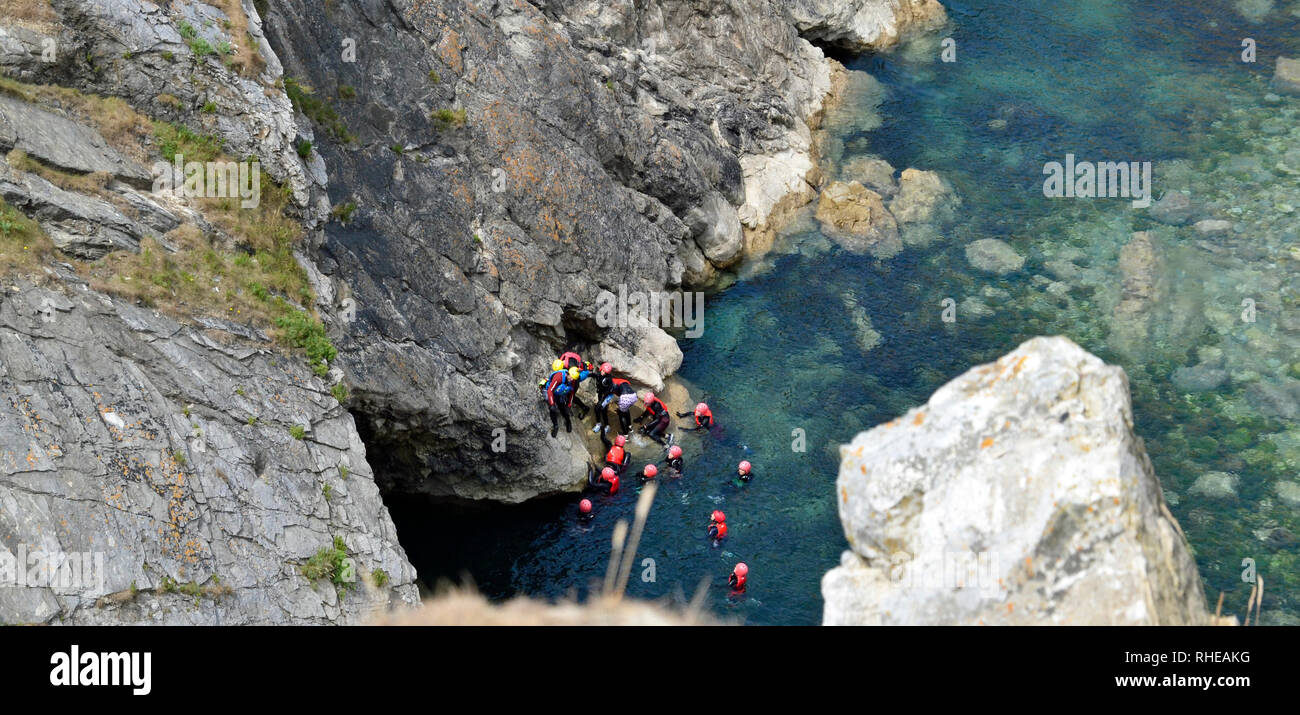 L'escalade, la désactivation, et course d'orientation à l'anse de Lulworth, Dorset, UK. Une partie de la côte jurassique. Banque D'Images