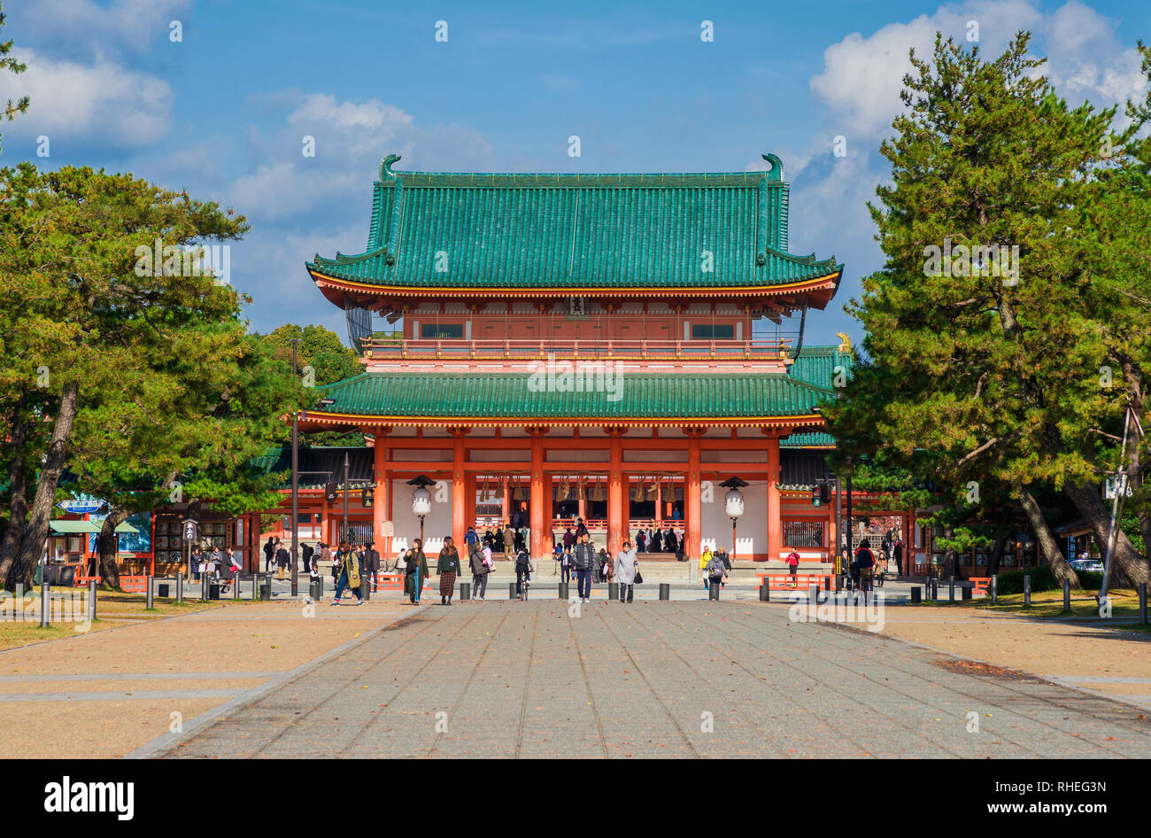 Vue sur le Sanctuaire Heian main gate, l'un des plus importants le Shintoïsme sancatuary à Kyoto Banque D'Images