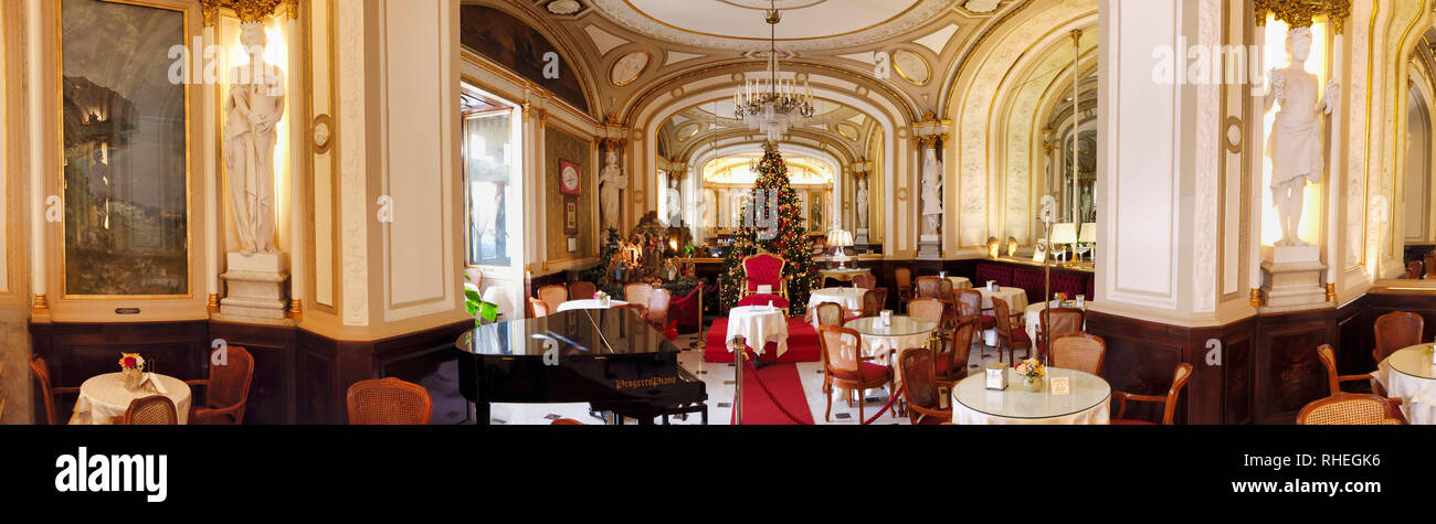 Le Caffè Gambrinus est un quartier historique, une salle de café ou de café dans le centre de Naples, Campanie Italie sur la Piazza Trieste e Trento. Banque D'Images