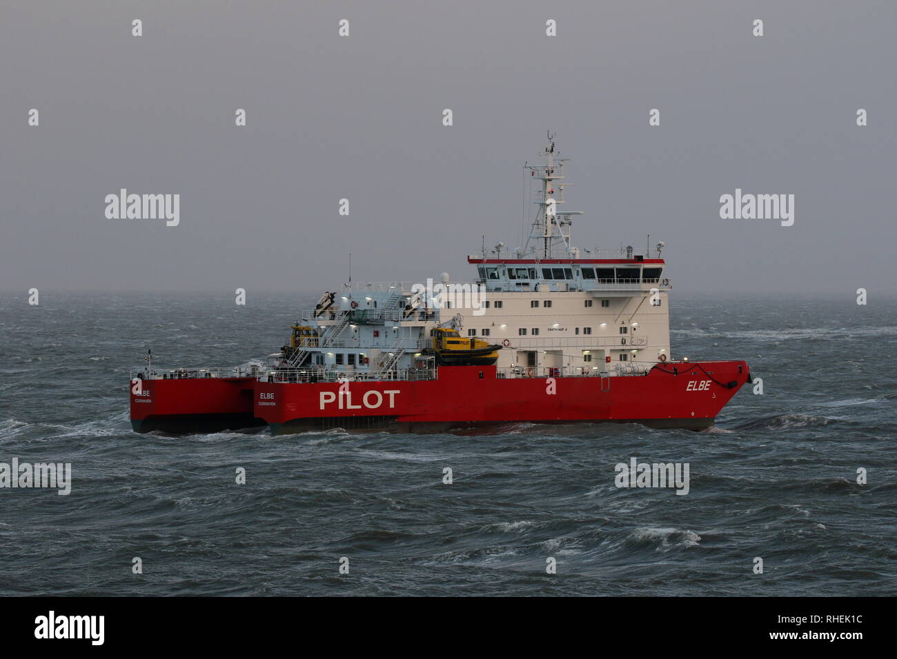 Le bateau-pilote pilote Elbe attend en face du port de Cuxhaven le 1er janvier 2019 pour les navires. Banque D'Images