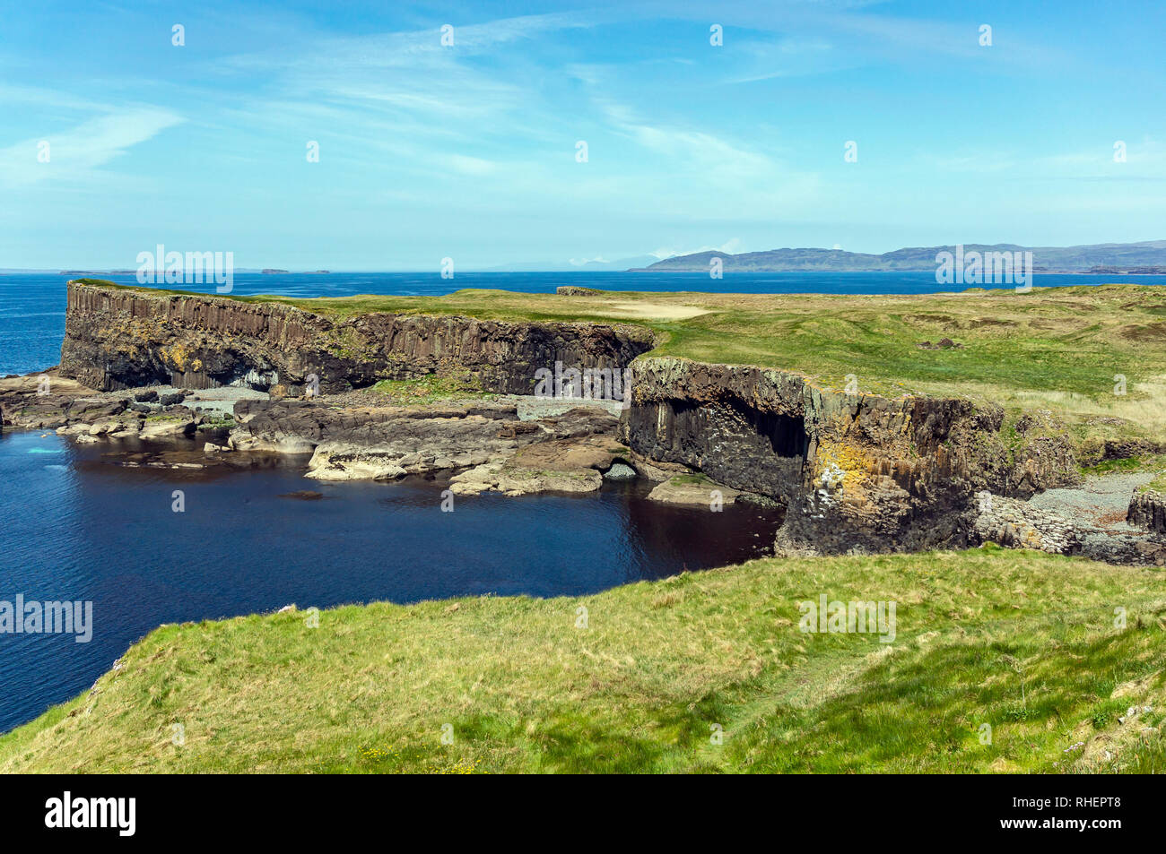 Sur les falaises au nord de l'île de Staffa Iona dans Hébrides intérieures Scotland UK Banque D'Images