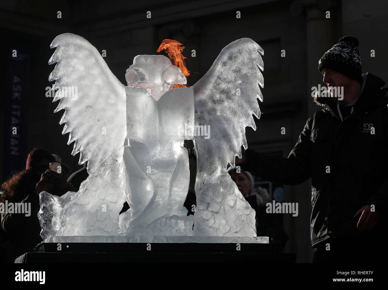 Un souffle le feu sur une sculpture de glace un griffon, une partie du sentier de glace de New York, dans le Yorkshire, après une nuit de neige hier et devraient entraîner des troubles. Banque D'Images