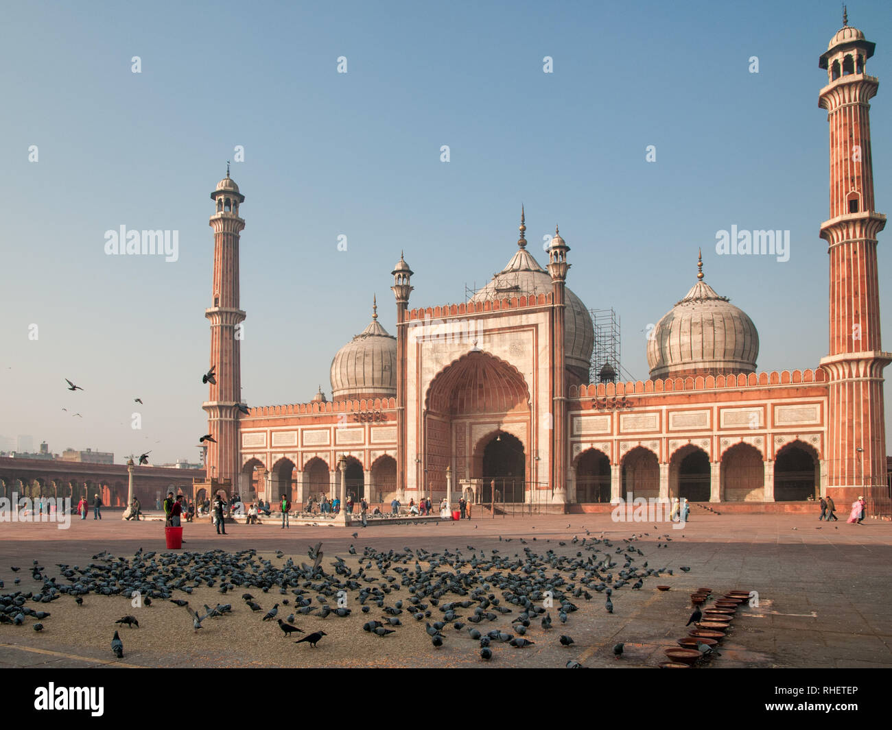 La cour intérieure de la mosquée Jama Masjid pendant un matin tôt dans le vieux Delhi. Banque D'Images