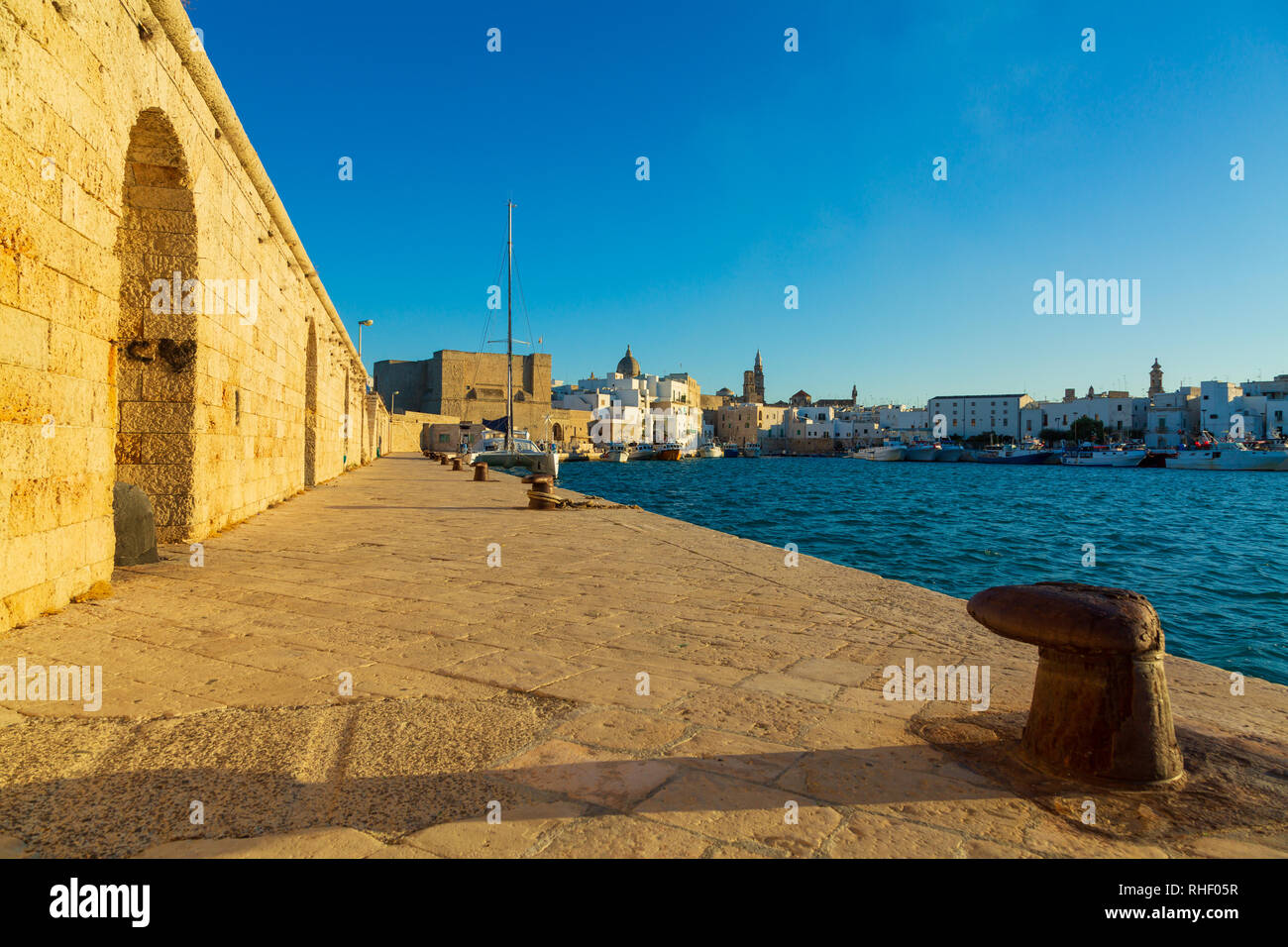 View of scenic city scape et un port de pêche avec marina à Monopoli, Italie Banque D'Images