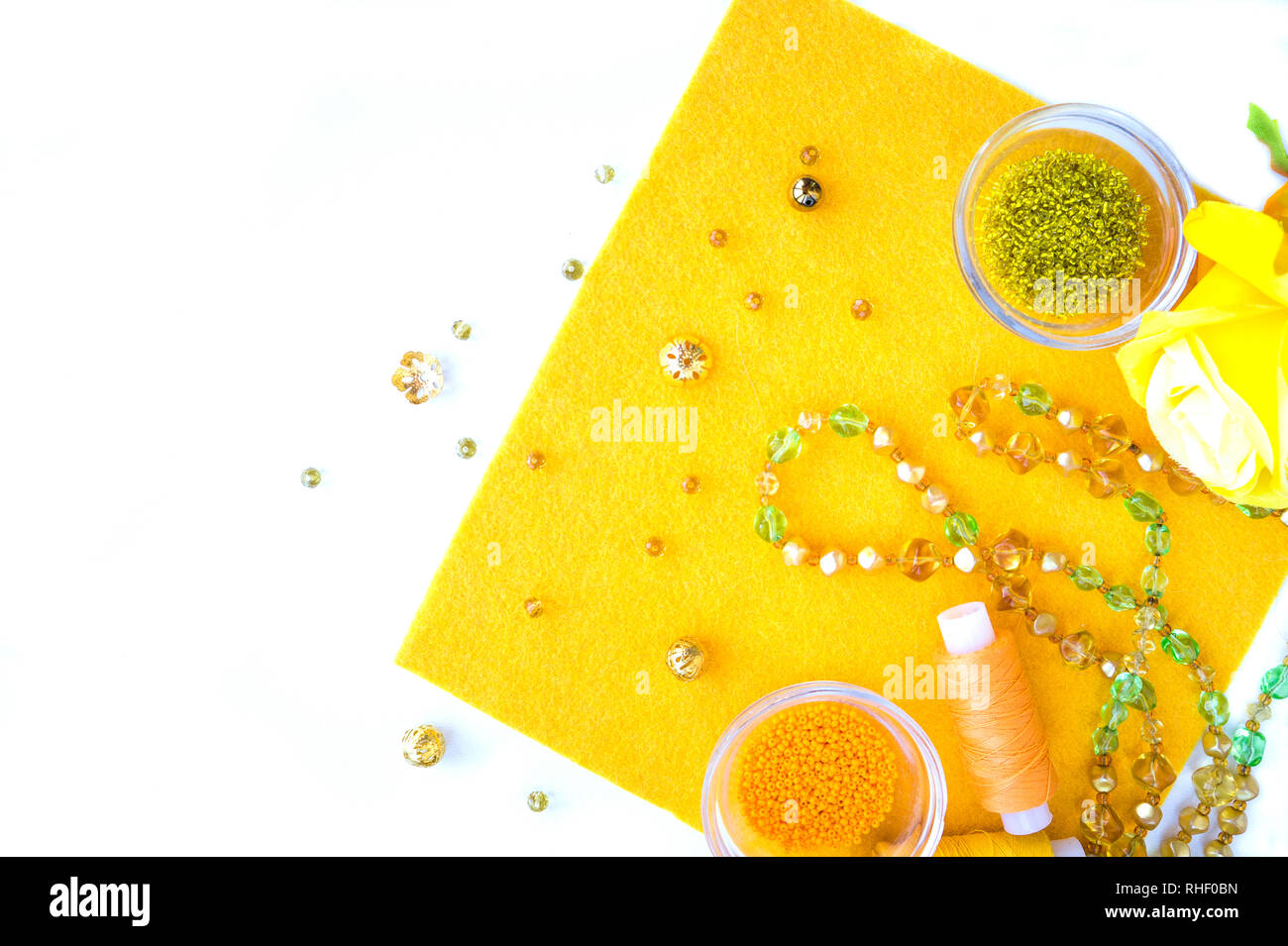 Un ensemble de matériel pour la couture en jaune sur un fond blanc. Banque D'Images