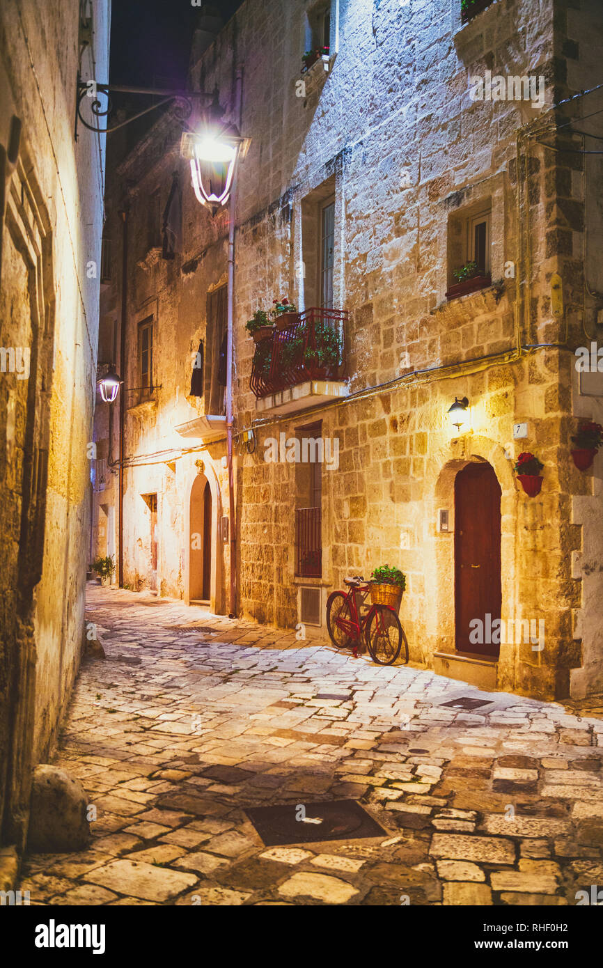 Scenic étroite rue le soir en ville de Monopoli, Bari, Italie Sauthern Banque D'Images