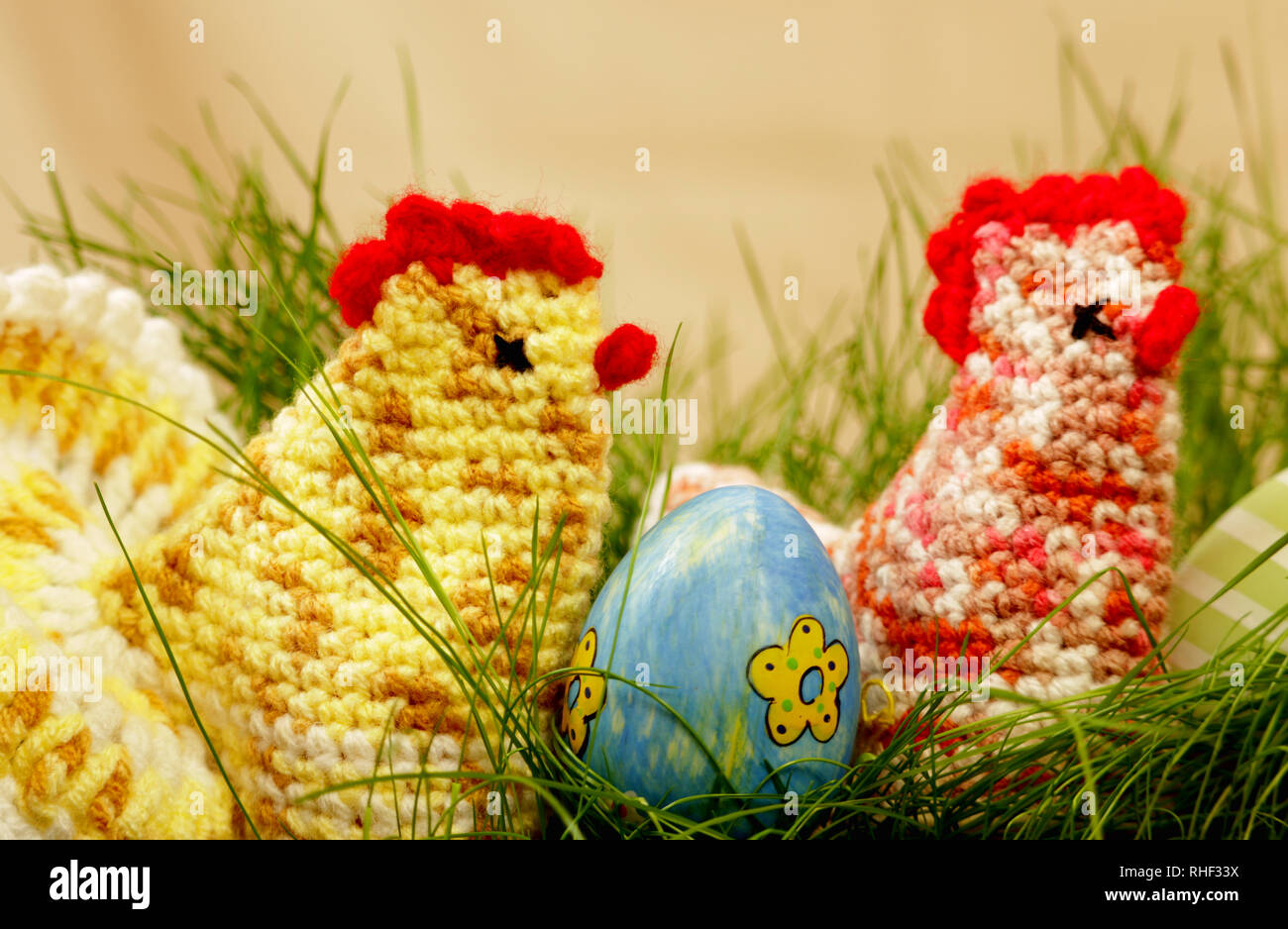 Poulets en nid de Pâques de l'herbe avec eastereggs Banque D'Images