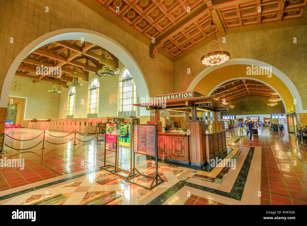 Los Angeles, California, United States - 9 août 2018 : l'information au hall avec plafond peint à l'intérieur de la gare Union à El Pueblo Los Angeles Banque D'Images