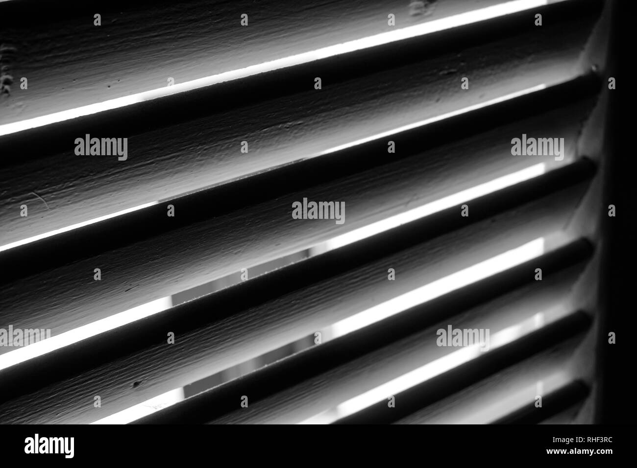 Le noir et blanc close-up de volets d'un bâtiment abandonné dans un petit village à Turin, Italie. Banque D'Images