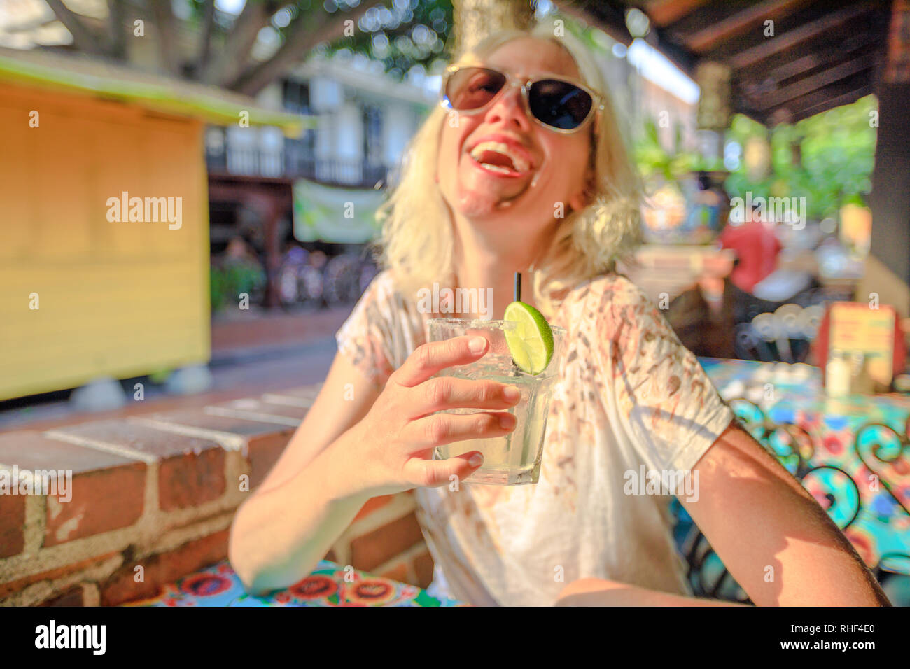 Verre de Margarita, cocktail mexicain fondé sur la tequila sur le premier plan. Smiling caucasian woman sur fond flou. El Pueblo de Los Angeles Downtown Banque D'Images