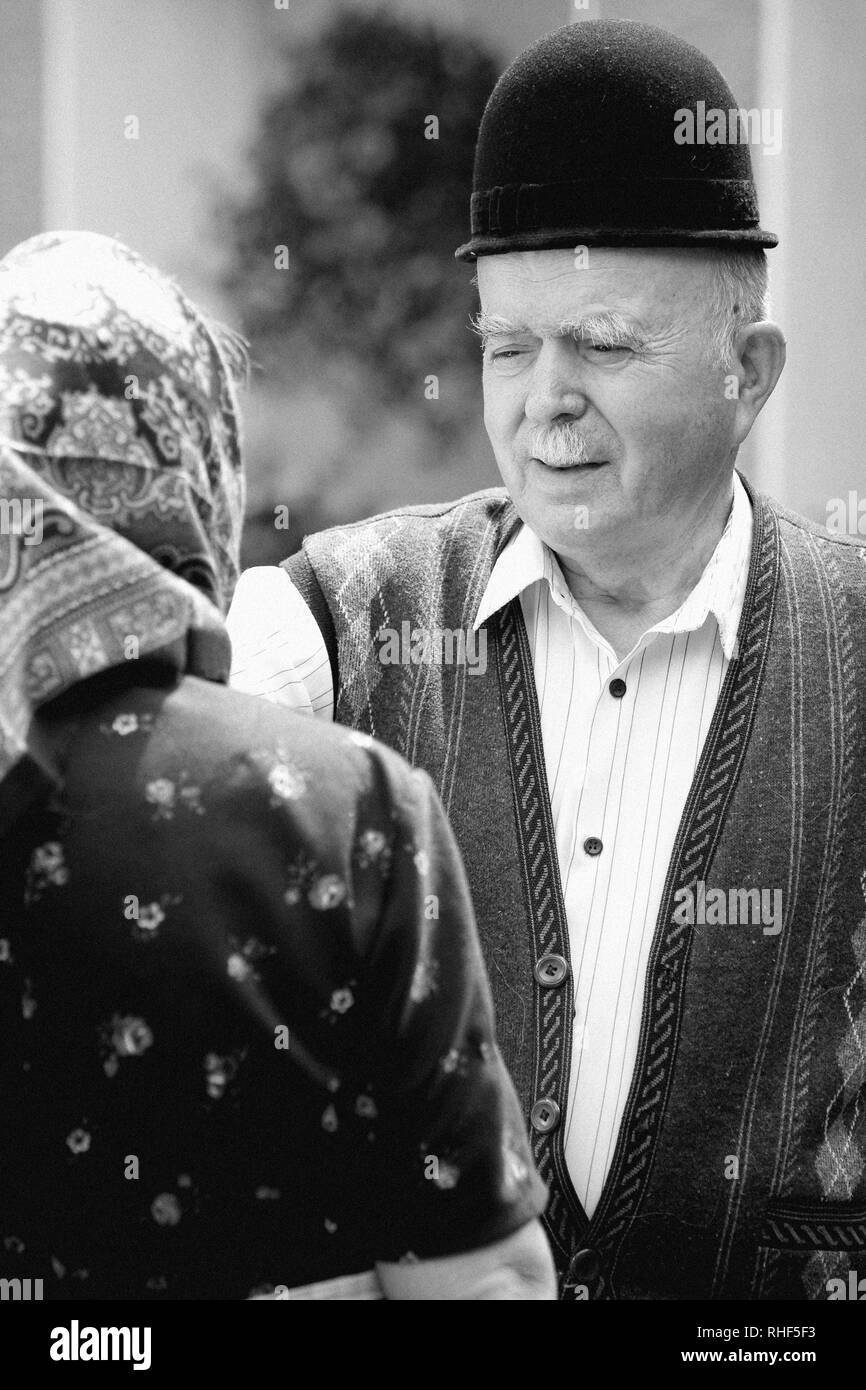 Portrait d'un très vieux couple traditionnel roumain sur l'arrière pays. Se concentrer sur le visage de l'homme l'expression. Voir plus d'images avec eux. Banque D'Images