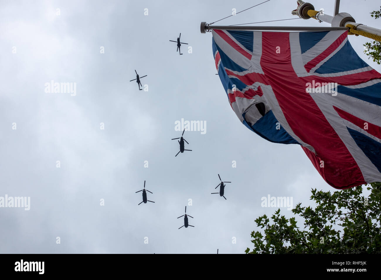 Des hélicoptères de la Royal Air Force d'un passé de l'Union (drapeau britannique) montée le long du Mall vers le palais de Buckingham pour commémorer le centenaire de la RAF Banque D'Images