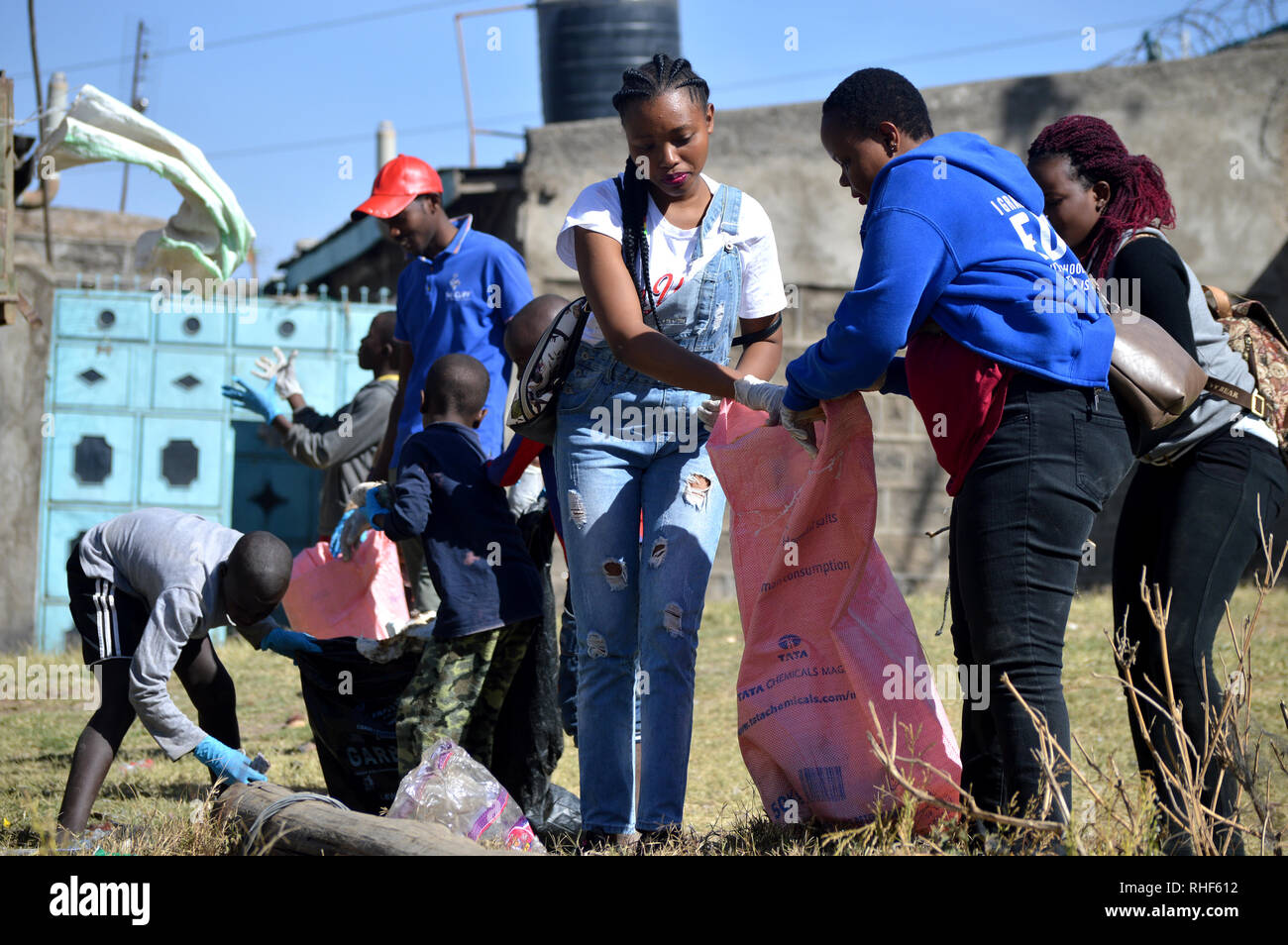 Les étudiants sont vus mener un exercice de nettoyage au cours de cette année, la Journée mondiale des zones humides dans le parc national de Nakuru de lac.Le parc est une zone humide d'importance internationale en vertu de la Convention de Ramsar. Banque D'Images