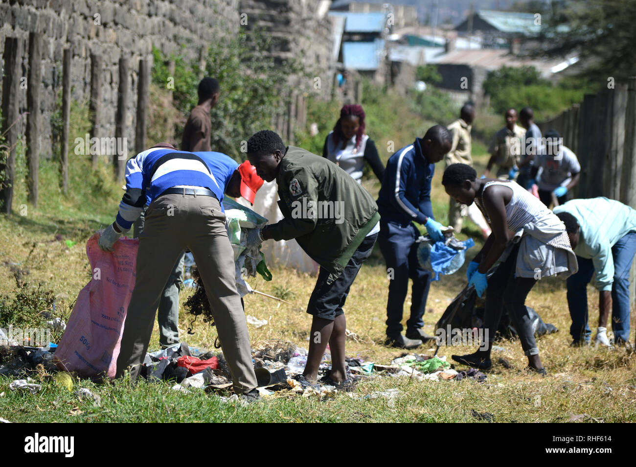 Les étudiants sont vus mener un exercice de nettoyage au cours de cette année, la Journée mondiale des zones humides dans le parc national de Nakuru de lac.Le parc est une zone humide d'importance internationale en vertu de la Convention de Ramsar. Banque D'Images