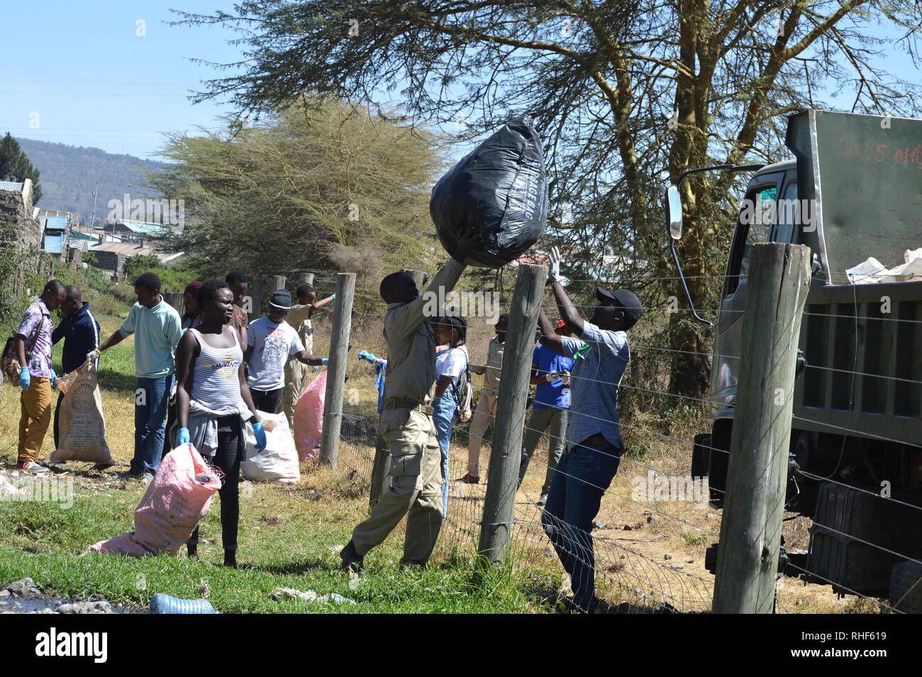 Les étudiants sont vus mener un exercice de nettoyage au cours de cette année, la Journée mondiale des zones humides dans le parc national de Nakuru de lac.Le parc est une zone humide d'importance internationale en vertu de la Convention de Ramsar. Banque D'Images