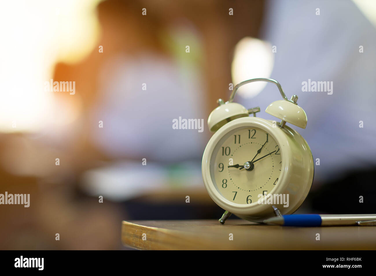 L'horloge est utilisée pour voir le temps passer l'examen en classe Photo  Stock - Alamy