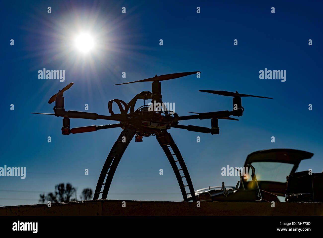 Drone professionnel avant un vol dans une journée ensoleillée Banque D'Images