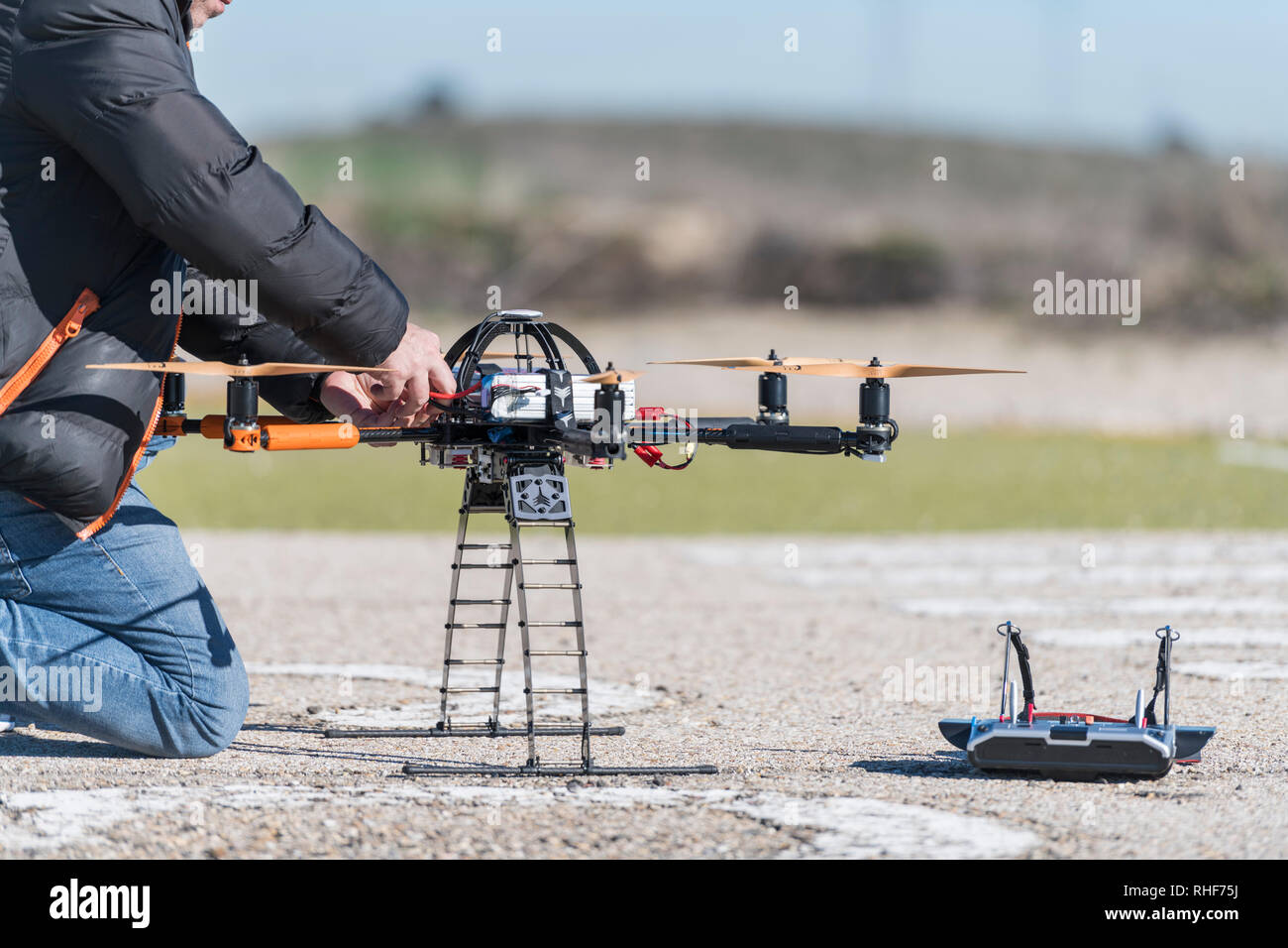Drone professionnel étant connecté avant une session de vol Banque D'Images