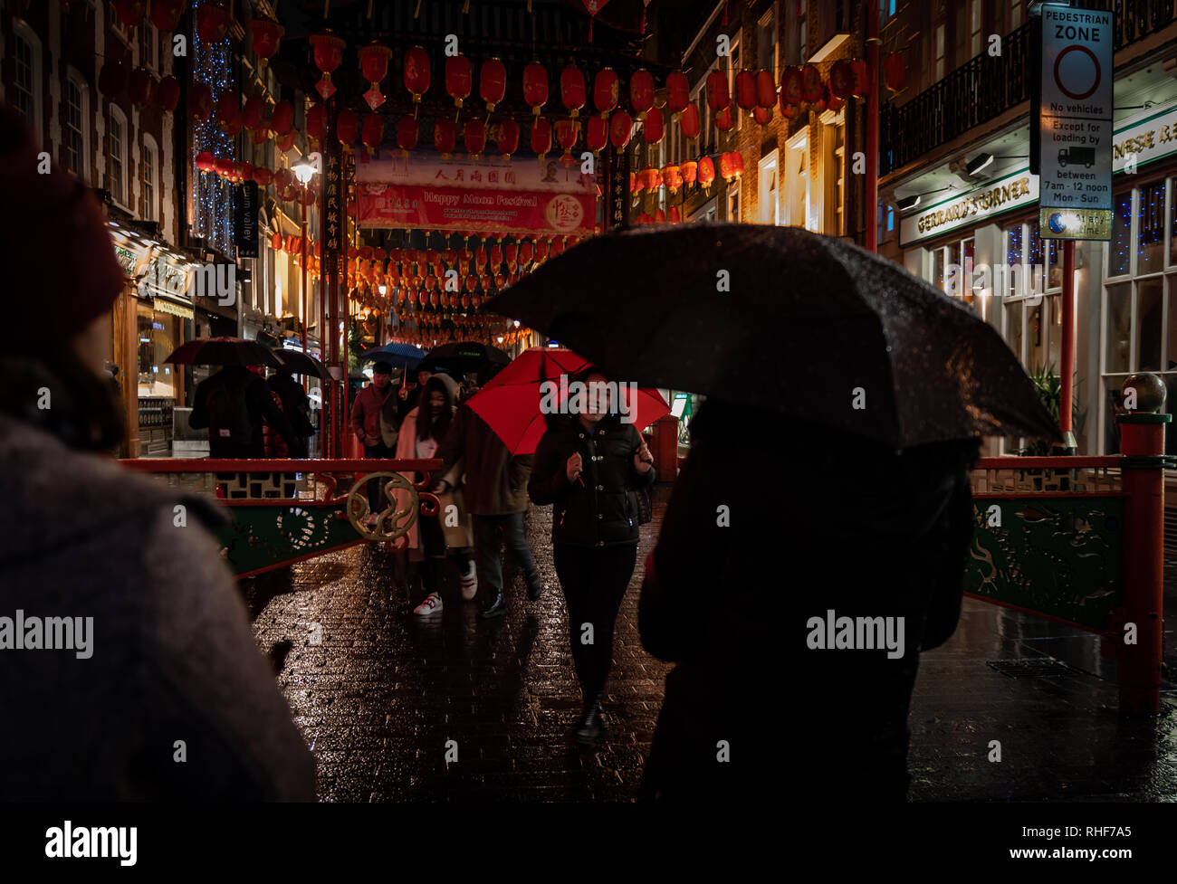 La nuit dans le China town sur un soir de pluie Banque D'Images