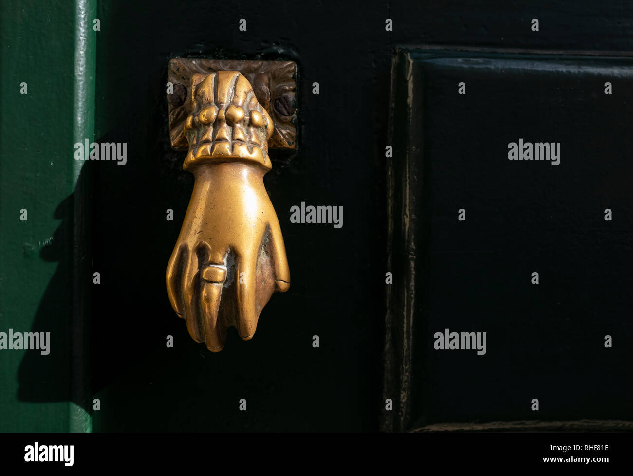 La main d'or portugais traditionnels Heurtoir sur une porte en bois vert Banque D'Images