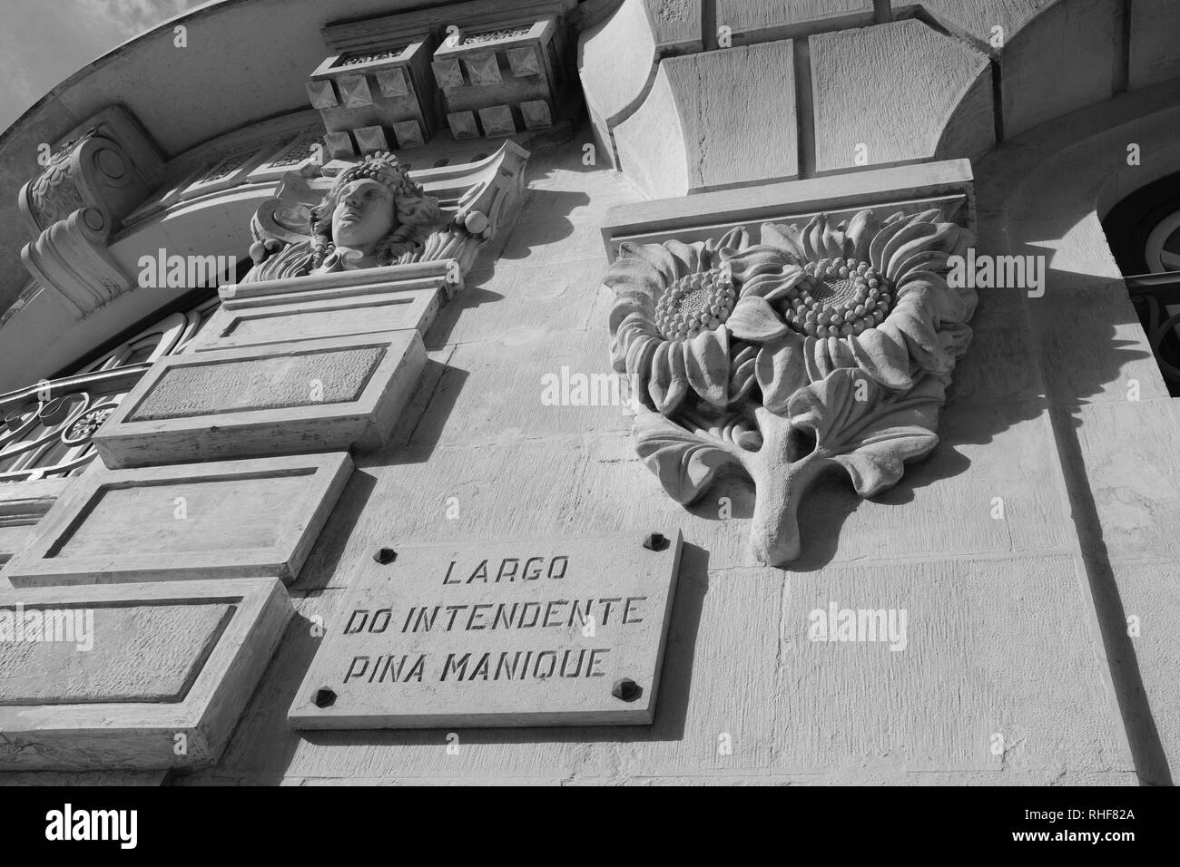 Décoration fleur traditionnelle Corniche taillée dans du marbre avec sculpture d'un visage au-dessus Banque D'Images