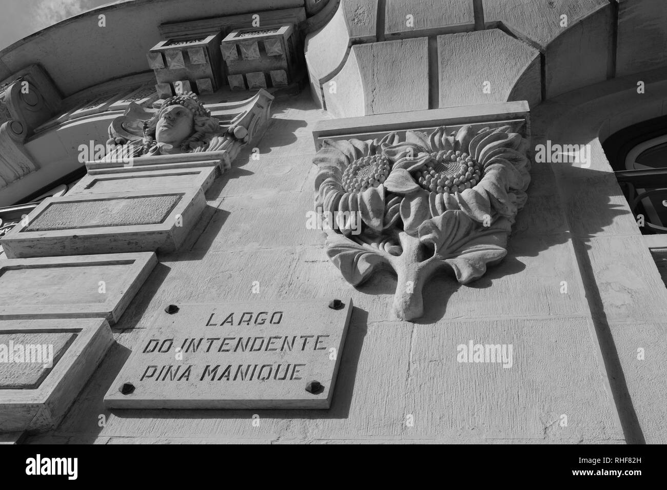 Décoration fleur traditionnelle Corniche taillée dans du marbre avec sculpture d'un visage au-dessus Banque D'Images