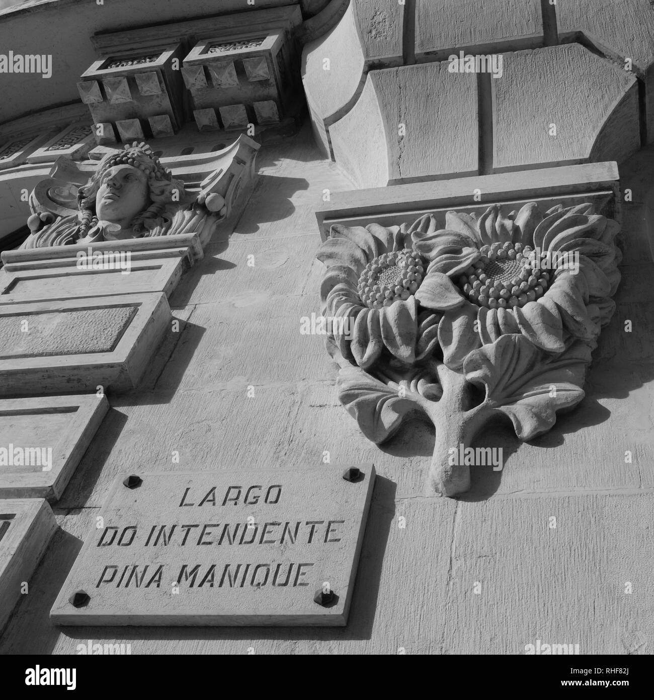 Décoration fleur traditionnelle Corniche taillée dans du marbre avec sculpture d'un visage au-dessus Banque D'Images