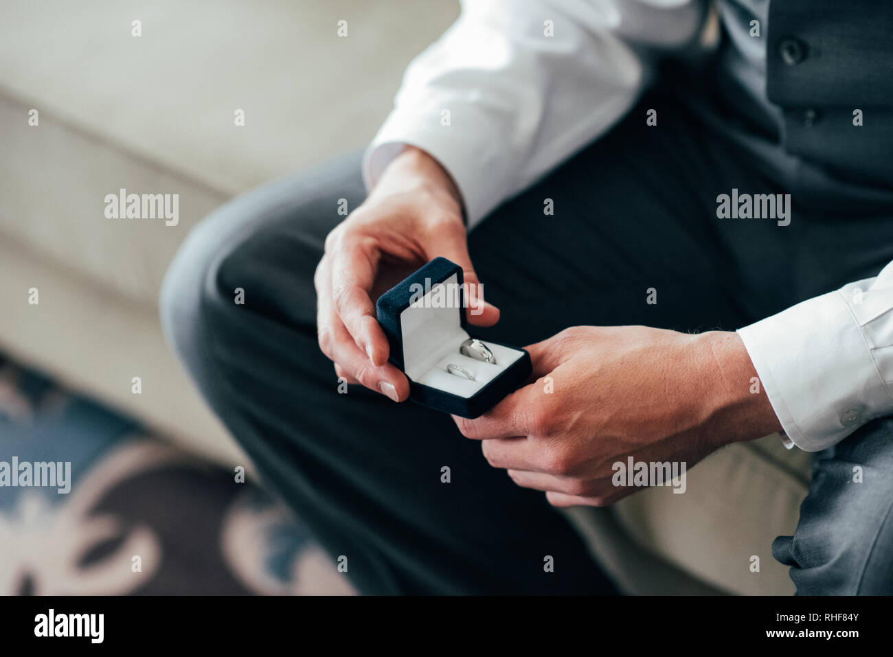 Groom holding les alliances sur le palm, le marié dans un costume gris, groom holding de mariage du marié, main tenant un anneau, l'anneau de mariage à toiletter han Banque D'Images