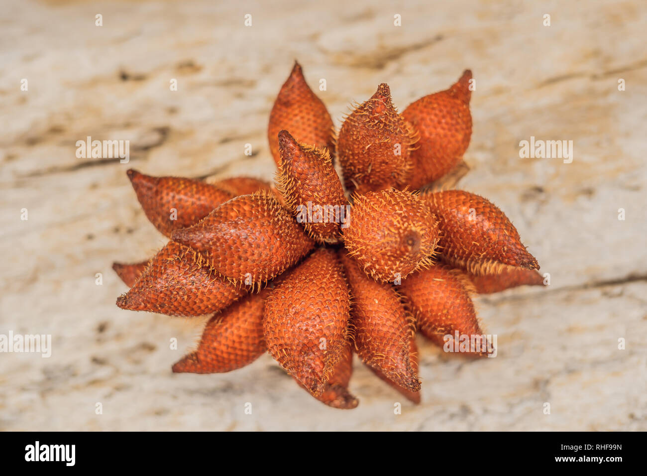 Fruits rouges frais rouge, Salacca Salacca sur table en bois Banque D'Images