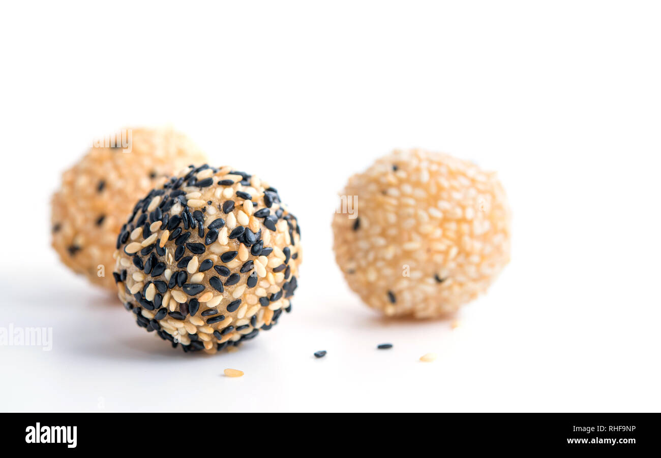 Sésame frits dessert boules sur fond blanc Banque D'Images