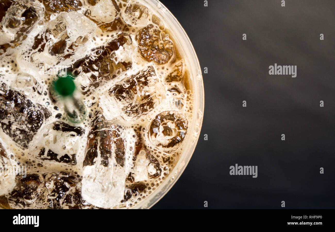 Vue de dessus de la glace du café dans un plasstic avec de la paille de verre Banque D'Images