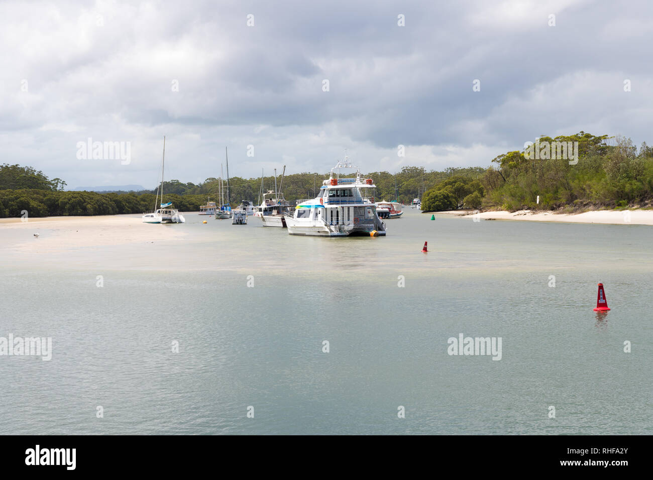 Huskisson, , Australia-December 22, 2018 : vue sur baie de l'eau et de bateaux quai public dans la ville de Huskisson, l'Australie, une petite coast Banque D'Images
