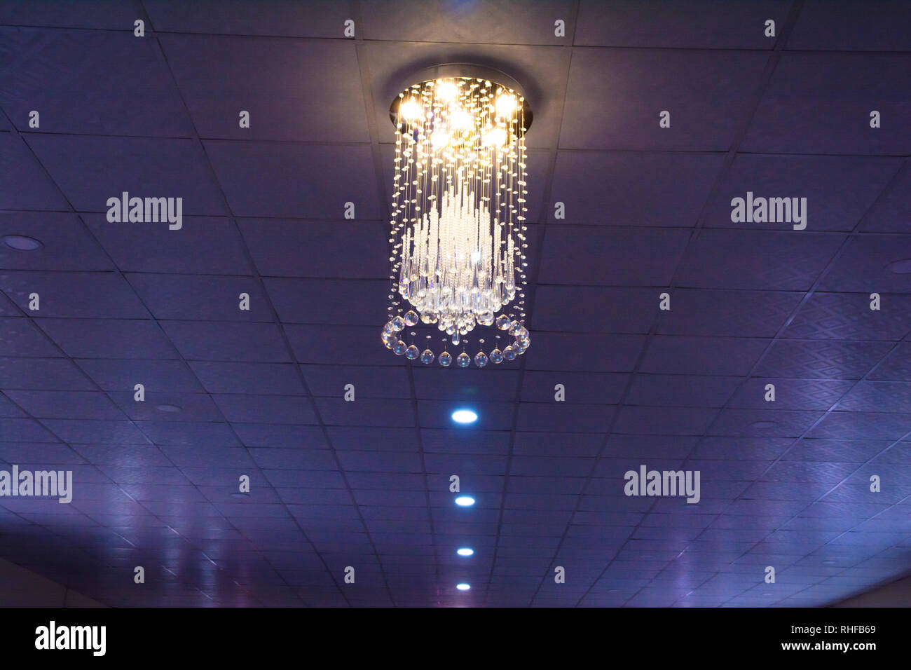 La lumière au plafond décoratif avec des murs nus et copy space Banque D'Images