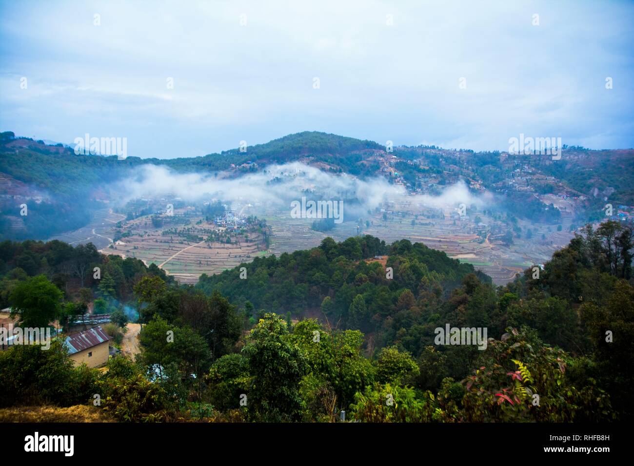 Un petit village entouré de collines du Népal Banque D'Images