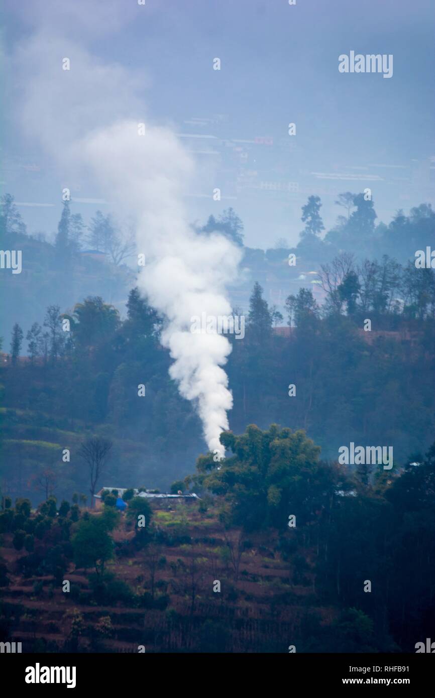 La fumée du feu d'hiver dans un petit village du Népal Banque D'Images