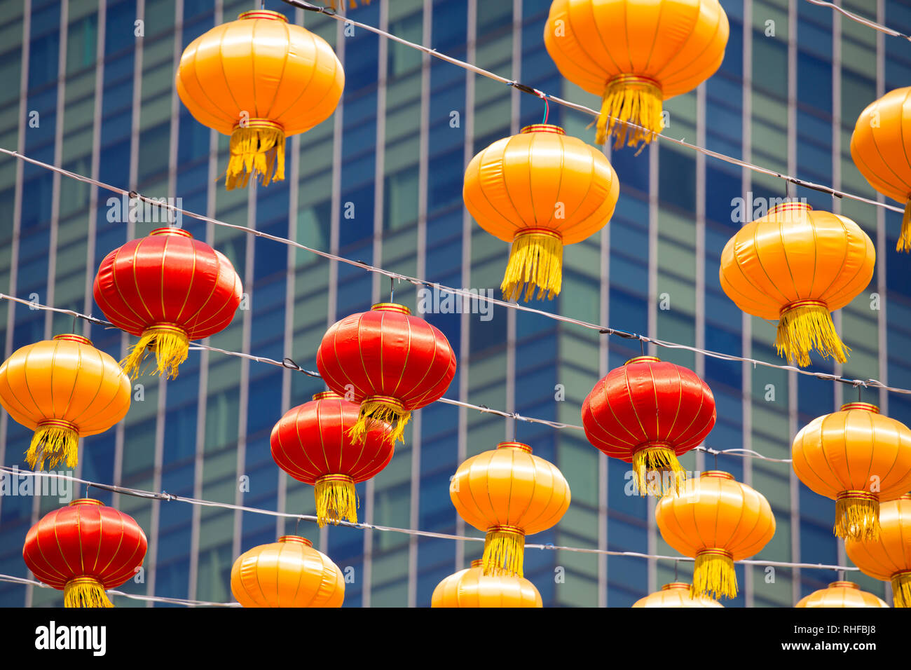 Décoration de lanternes rouges et jaunes pour la saison des fêtes du nouvel an lunaire, situé à Chinatown qui est le long de South Bridge Road, Singapour. Banque D'Images