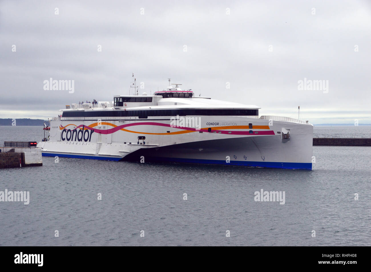 Le trimaran à grande vitesse Condor Car-ferry "Libération" entre dans le port de St Peter Port à Guernesey, îles Anglo-Normandes.UK. Banque D'Images