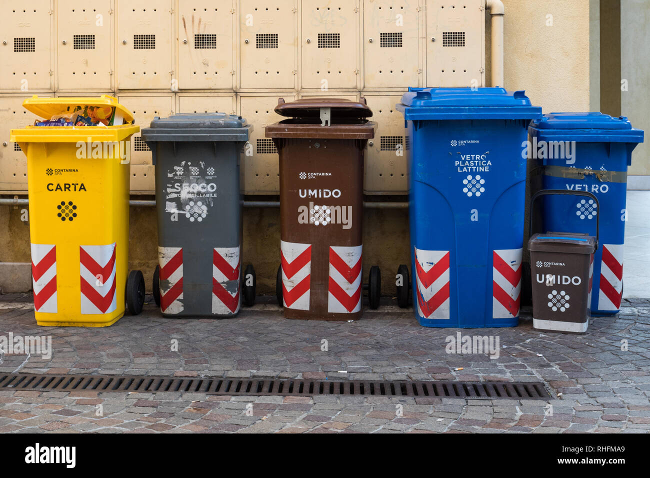 Un code de couleur des bacs de recyclage en Italie Photo Stock - Alamy