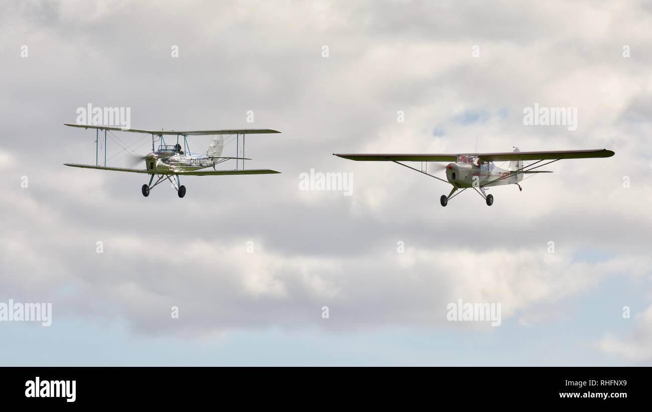 1936 Blackburn b-2 volant en formation serrée avec un 1945 Auster 5J1 à Old Warden Banque D'Images