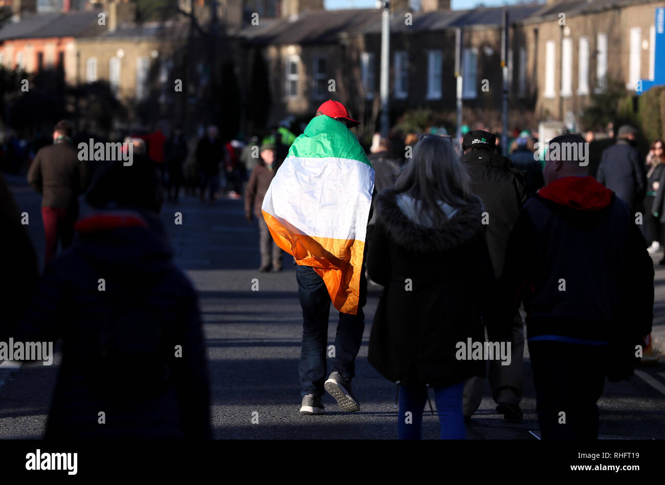 Un drapeau drapé dans un drapeau de l'Irlande se dirige vers le sol avant que le match des Six Nations Guinness à l'Aviva Stadium de Dublin. Banque D'Images