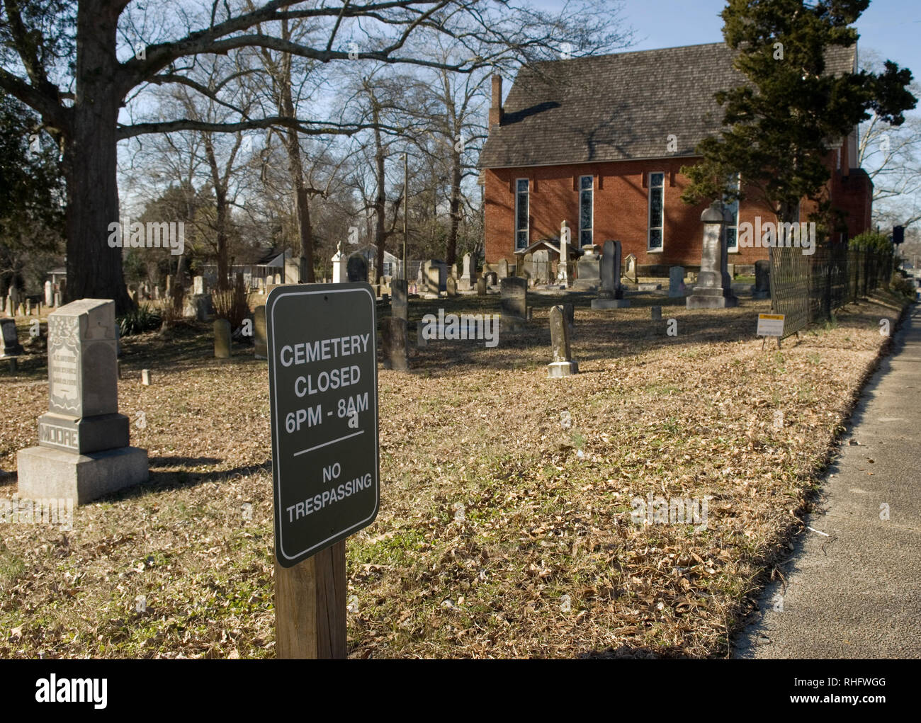 Closed sign at Olde Presbyterian Church Cemetery, Lancaster en Caroline du Sud aux États-Unis. Banque D'Images