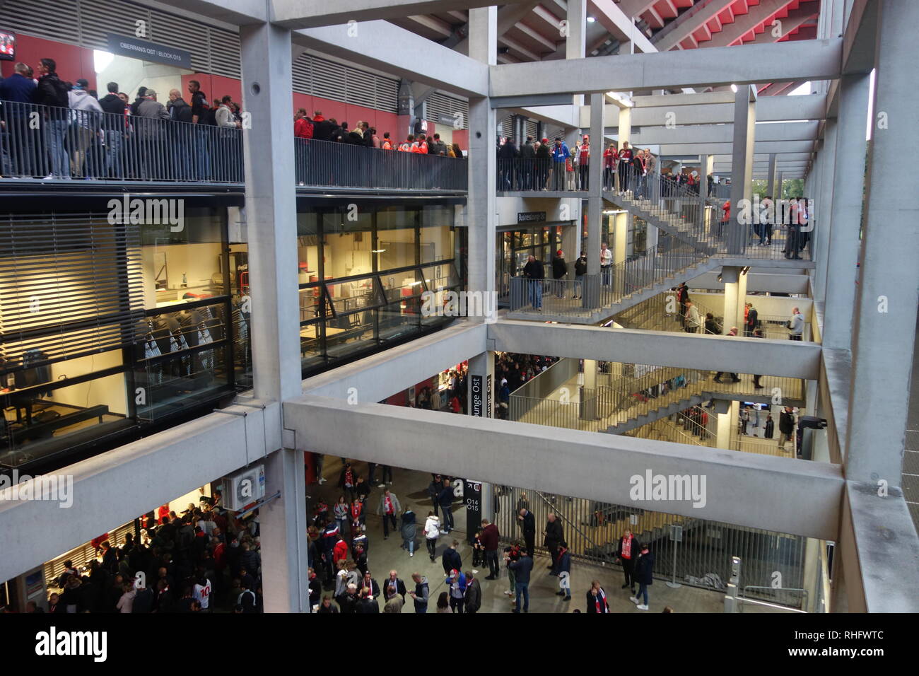 Le grand hall du le stade RheinEnergieSTADION à Cologne, à la mi-temps dans un match avec le côté de la Bundesliga FC Köln Banque D'Images