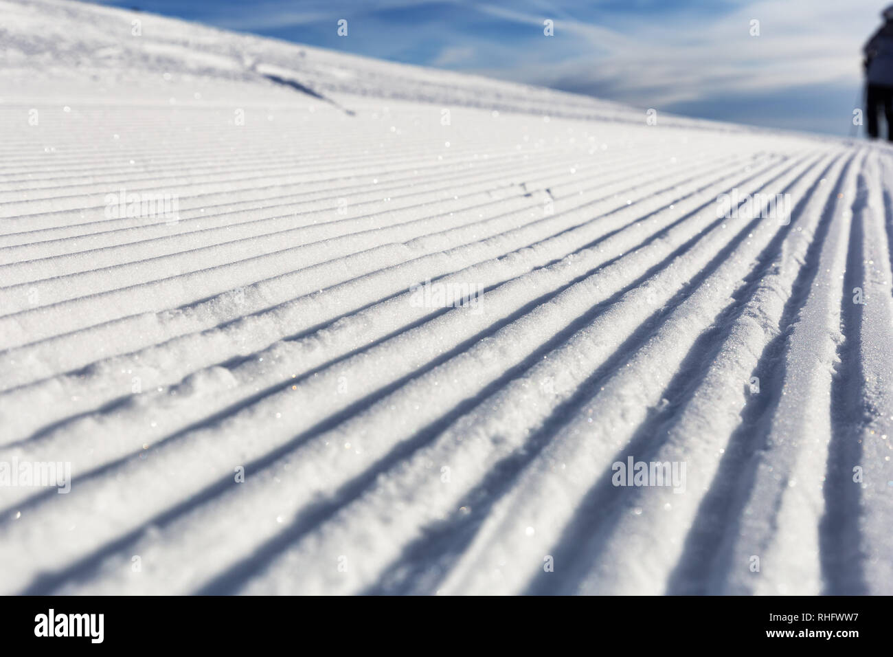 Close-up à la station de ski de neige damée, texture de fond de la bannière de la pente Banque D'Images