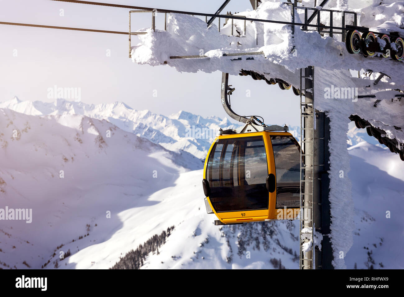 Télécabine. Chalet de ski dans la station de ski le matin à l'aube avec pic de montagne au loin. Snowboard Ski Hiver et concept Banque D'Images